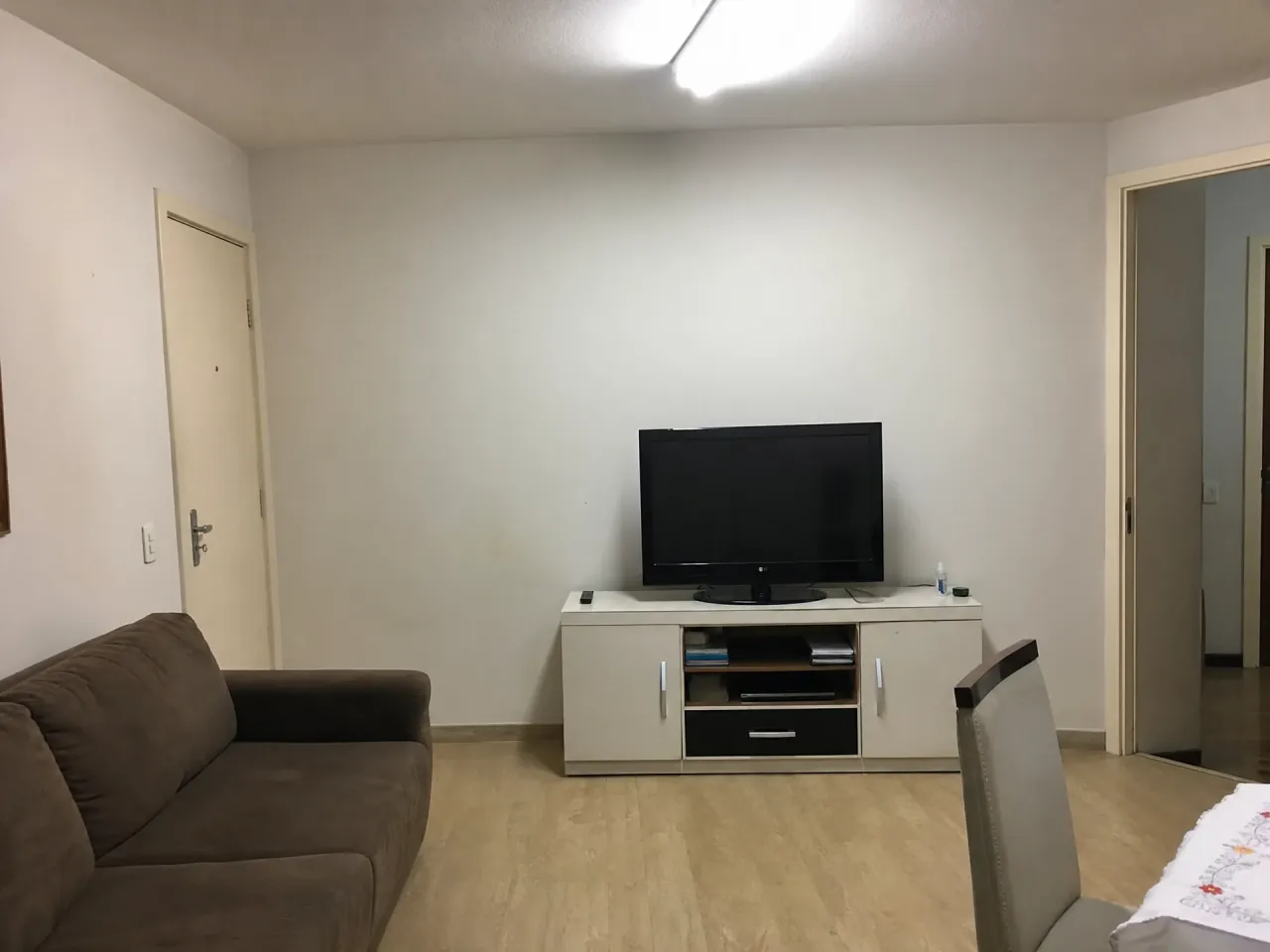 Rack simples de loja popular em sala de apartamento sem personalidade